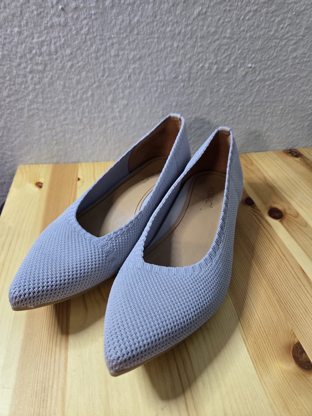Vionic Light Gray Pointed Knit Flats